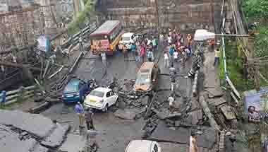 প্রশাসনিক ক্যালেন্ডার, পূর্তদপ্তর, রক্ষণাবেক্ষণ, ভেঙে পড়ল মাঝেরহাট সেতু