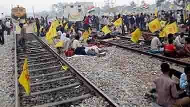 লোকসভা নির্বাচন ২০১৯, আদিবাসী, সাঁওতাল, রেল ও সড়ক অবরোধ