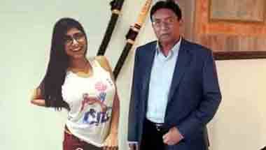 প্রাক্তন পাক প্রেসিডেন্ট মুশারফের সঙ্গে প্রাক্তন পর্ন তারকা মিয়াঁ খলিফার ছবিটি ভুয়ো