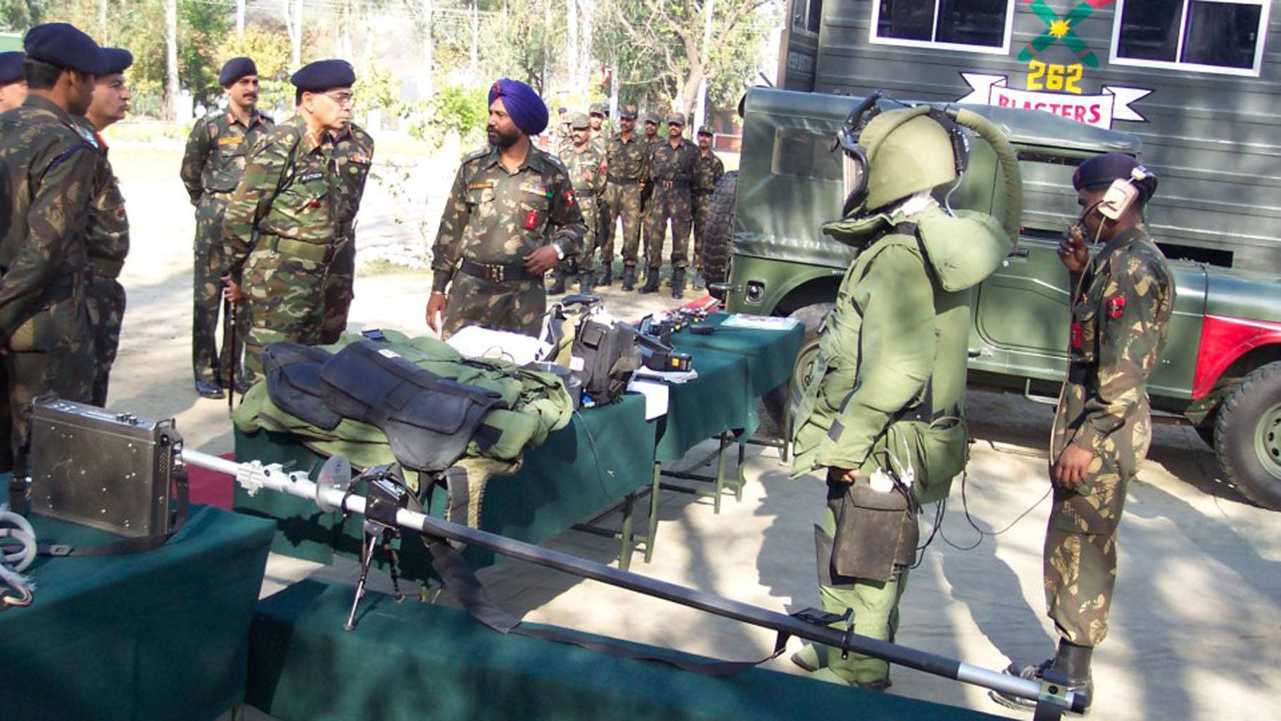 Army officer gives it off to 'Modi bhakt' using ATM queue to talk of