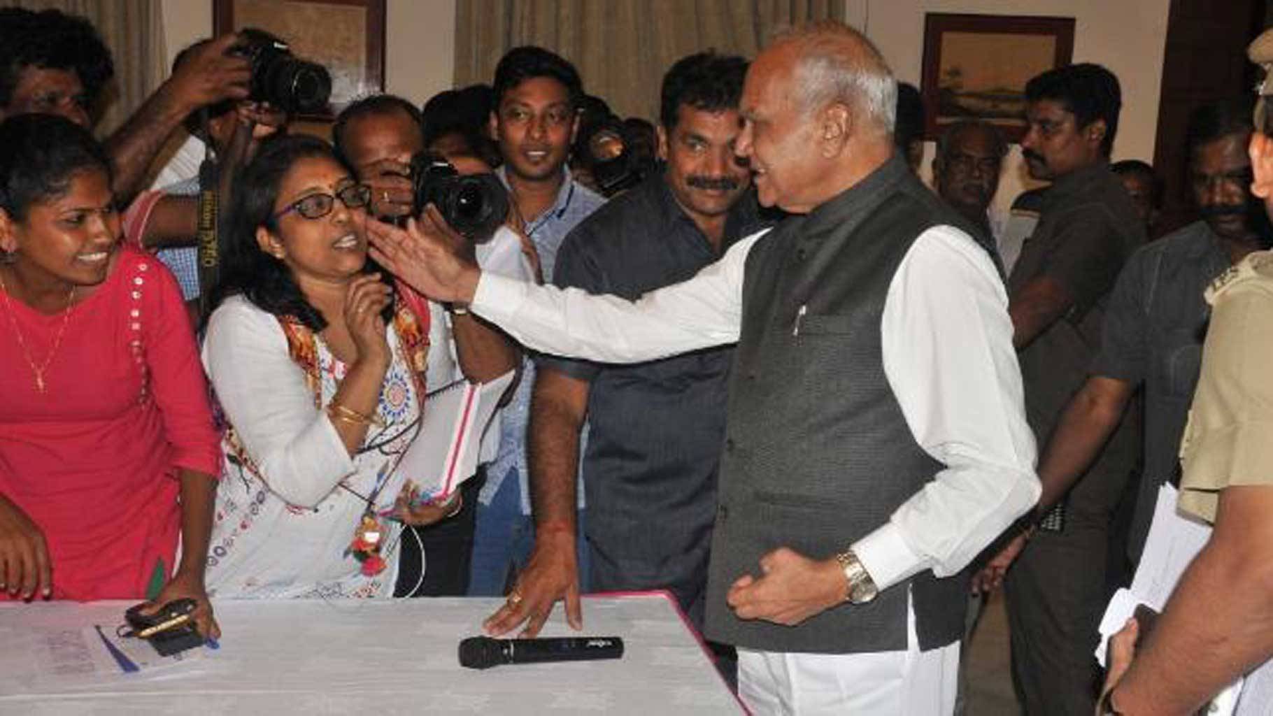 Tamil Nadu Governor s Apology To Journalist For Patting Her