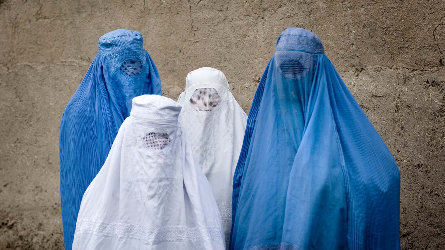 Taliban orders Afghan women to cover up from head to toe or else... - Vimarsana News