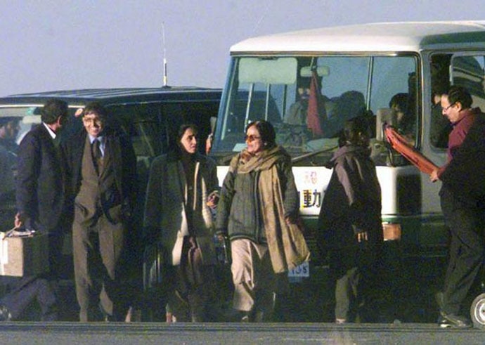 The freed passengers at the Kandahar airport, on December 31, 1999. 