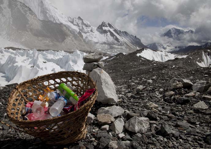 main_everest-garbage_070819064357.jpg