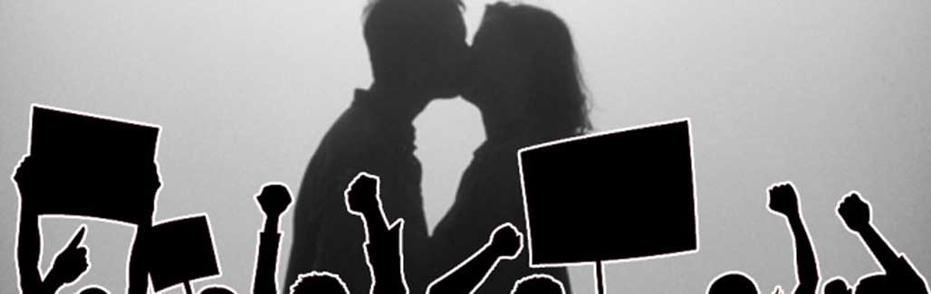 Mumbai Police raids hotel, shames couples for indecency. Twitter spits fire