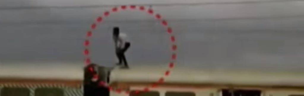 Man performs a dangerous stunt on Mumbai local, like in a video game