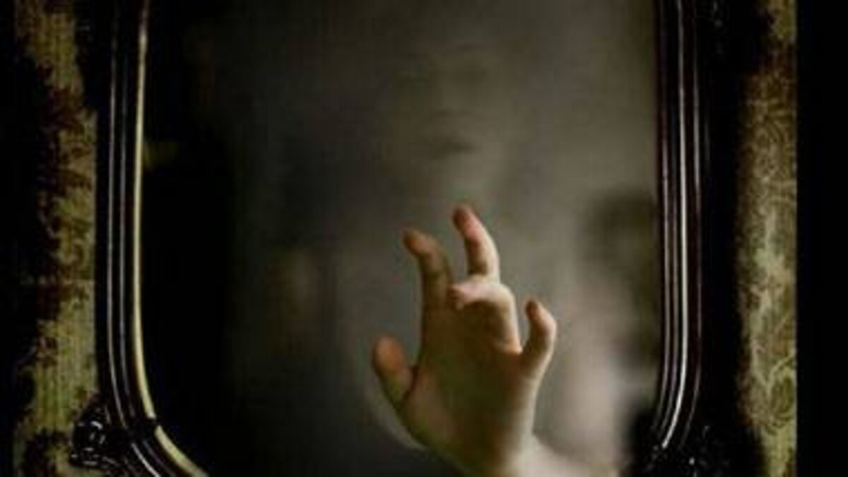 There Is A Ghost In Your Mirror Here S Why I Say So