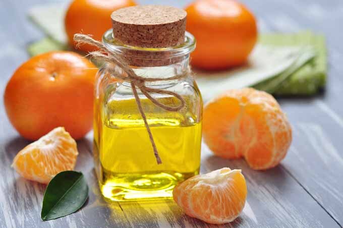 orange-essential-oil_033120033458.jpg