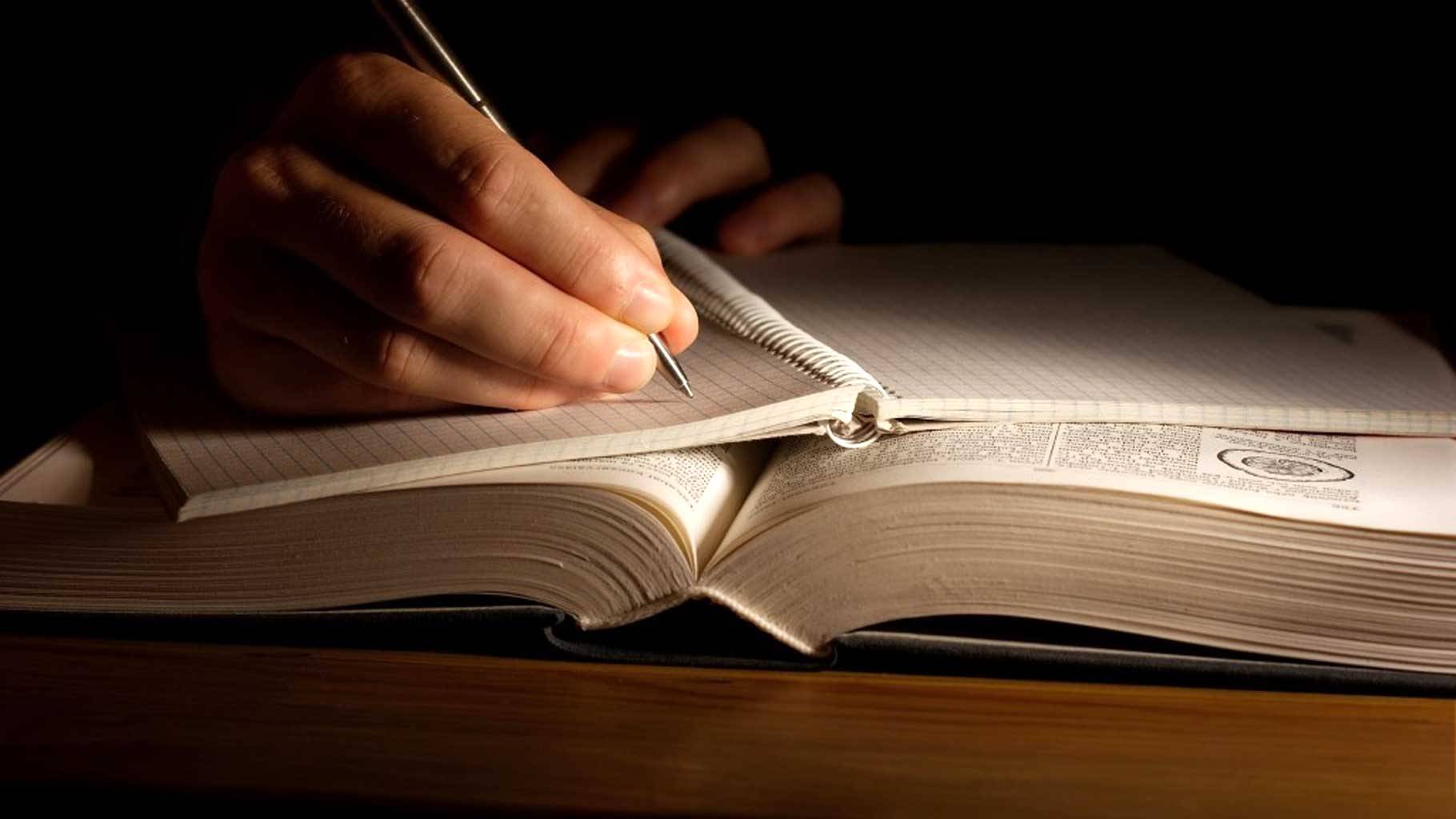 раскрытая книга. раскрытая книга. книжка в руках. включи открытую книгу. включи открытую книгу.