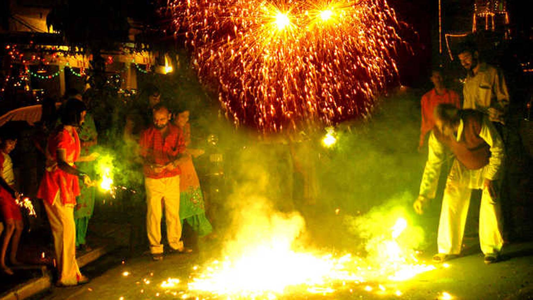 पटाखे का इतिहास जानकर तो कोई देशभक्ति इसे नहीं जलाएगा! History of diwali crackers will