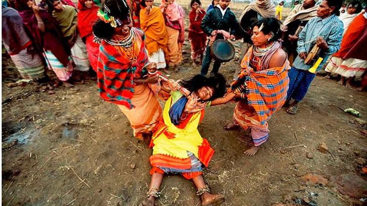 ऐसे अंधविश्वास जो महिलाओं को डायन बना देते हैं.. - Common superstition practices in Indian Customs