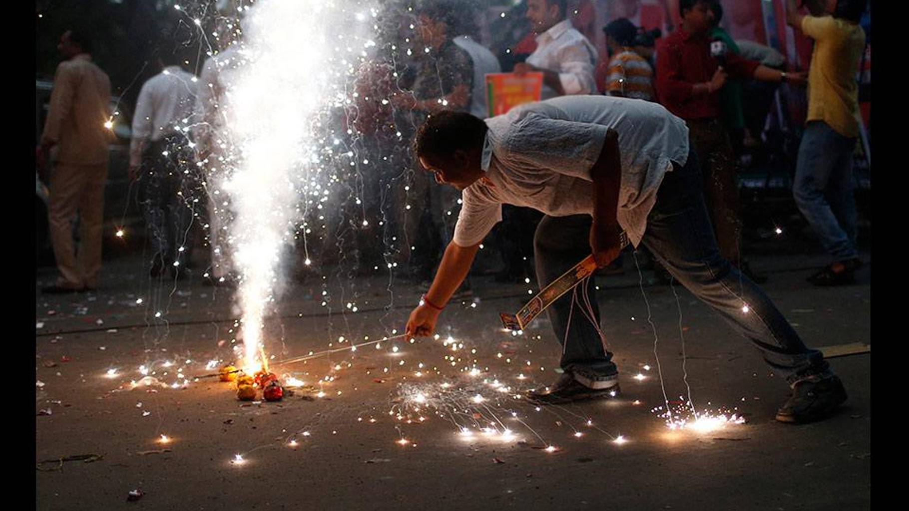 Opinion: दिवाली पर पटाखे फोड़ने के नियम सबरीमला फैसले जैसे हैं - Supreme Court decision on firecrackers sale ahead Diwali is like Sabarimala