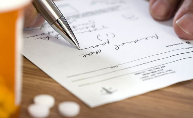 डॉक्टर, हैंड राइटिंग, जुर्माना, इलाहाबाद हाई कोर्ट 