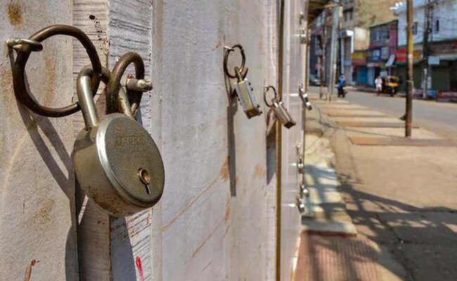 ये भी कहा जा रहा है कि केंद्र सरकार राजनीतिक कारणों से देशव्यापी लॉकडाउन लगाने से पीछे हट रही है.