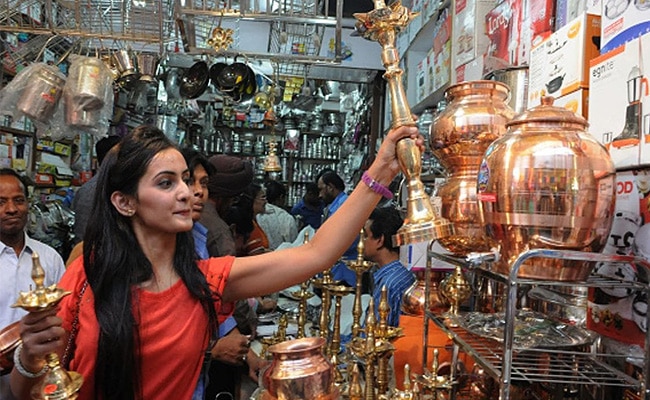 Women, Money, Handling Money, Shopping, Financial Choices, Gendered pricing, Patriarchy, Dughter in Law, Sasural, Shopping, Saving, Women do not know how to save money