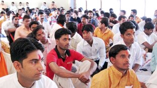 साम्प्रदायिक ताकतों के निशाने पर हैं युवा