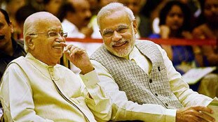 राष्ट्रपति भवन में गूंजे मोदी-आडवाणी के ठहाके