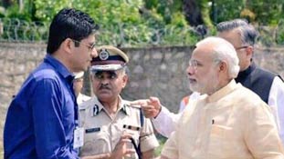 गॉगल पहने कलेक्टर ने मोदी से मिलाया हाथ, फिर...