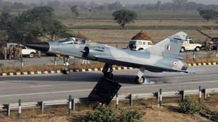 क्यों अहम है लड़ाकू विमान की यमुना एक्सप्रेस-वे पर लैंडिंग