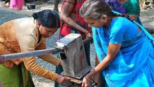 मिलिए बुंदेलखंड की 'हैंडपंप वाली बाई' से