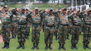 भारत में सेना के प्रति सम्मान क्यों घट रहा है?