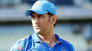 कप्तान है धोनी, उसे अभी क्रिकेट एन्जॉय करने दें