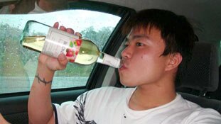 पियक्कड़ गाड़ी चला रहे हैं, कानून सो रहा है...