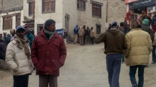 बिहारी मजदूर, जो प्लेन से आते हैं और एसी कोच में लौटते हैं