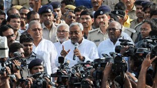 अब कबीर नहीं तुलसी की राह चलेंगे नीतीश कुमार