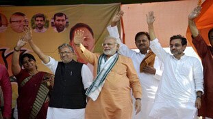 जातीय समीकरणों और गुटबाजी के चलते मजबूर है बीजेपी