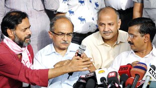 व्यंग्य: ऐसे होगी प्रशांत भूषण और योगेंद्र यादव की घर वापसी