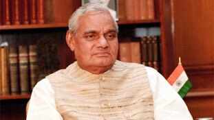 पचास साल बाद परस्पर अक्षमता की जंग