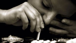 जिंदगी मौत न बन जाए संभालो यारों...