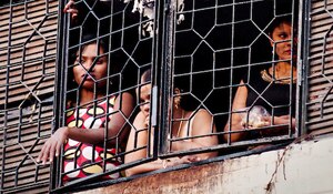 एक वेश्यालय पर छापा और वसंता की रिहाई