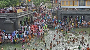 कंडोम के बाद वाइन की वजह से नासिक कुंभ चर्चा में