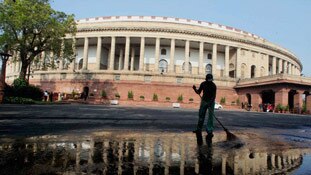 हमारी प्राइवेसी की चिंता नहीं, तो मानहानि की फिक्र क्यों?