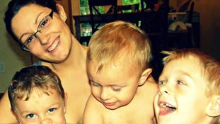 ये महिला क्यों चाहती है कि उसके बेटे उसे निर्वस्त्र देखें