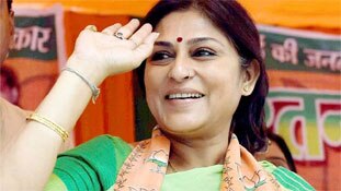 राजनीति में 'सेक्सी' महिलाओं के आने से क्यों मच जाती है हलचल