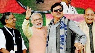 पासवान का नाम उछालने के पीछे क्या है शत्रुघ्न की सियासत?