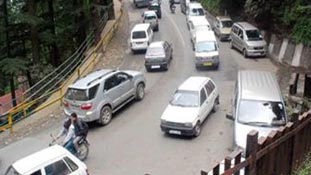 ट्रैफिक समस्या से जूझ रहे शहरों को शिमला दिखा सकता है नई राह