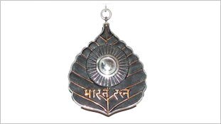 ऐसे अवार्ड दिए जाएंगे तो विवाद तो होगा ही...