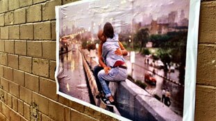 कौन लगा रहा है कि मुंबई की दीवारों पर 'किसिंग पोस्टर्स'