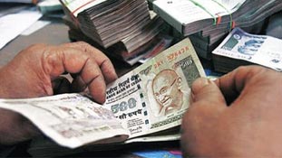 जानिए हमारे रुपए की खूबी... गिरने के बावजूद ये ताकतवर है