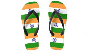 चप्पल पर तिरंगा ! कला के नाम पर यह कैसी स्वतंत्रता
