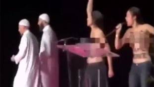 बहस का मुद्दा बन गई हैं इस्लामिक सम्मेलन में निर्वस्त्र हुई दो युवतियां