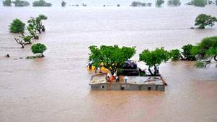 मोदी जी, आनंदी बेन! तीन महीने से पानी में डूबे हैं बनासकांठा के कई गांव