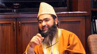 गौ-रक्षा करता अंग्रेजी बोलने वाला मौलाना