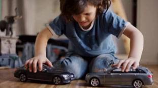 मर्सिडीज की न टकराने वाली खि‍लौना कारें, क्‍यों खि‍लवाड़ नहीं हैं?