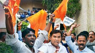 शिवसेना भूल गई कि शहीदों का खून लाल है, काला नहीं