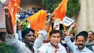 शिवसेना भूल गई कि शहीदों का खून लाल है, काला नहीं शिवसेना भूल गई कि शहीदों का खून लाल है, काला नहीं